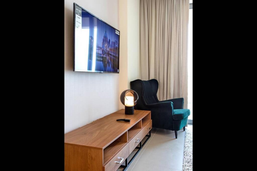A Luxury Aprt 2 Bedrooms Balcony With Wonderful View Mall Access Hi Speed Wifi Beach Access & Much More For Family Only Samaheej Exteriör bild